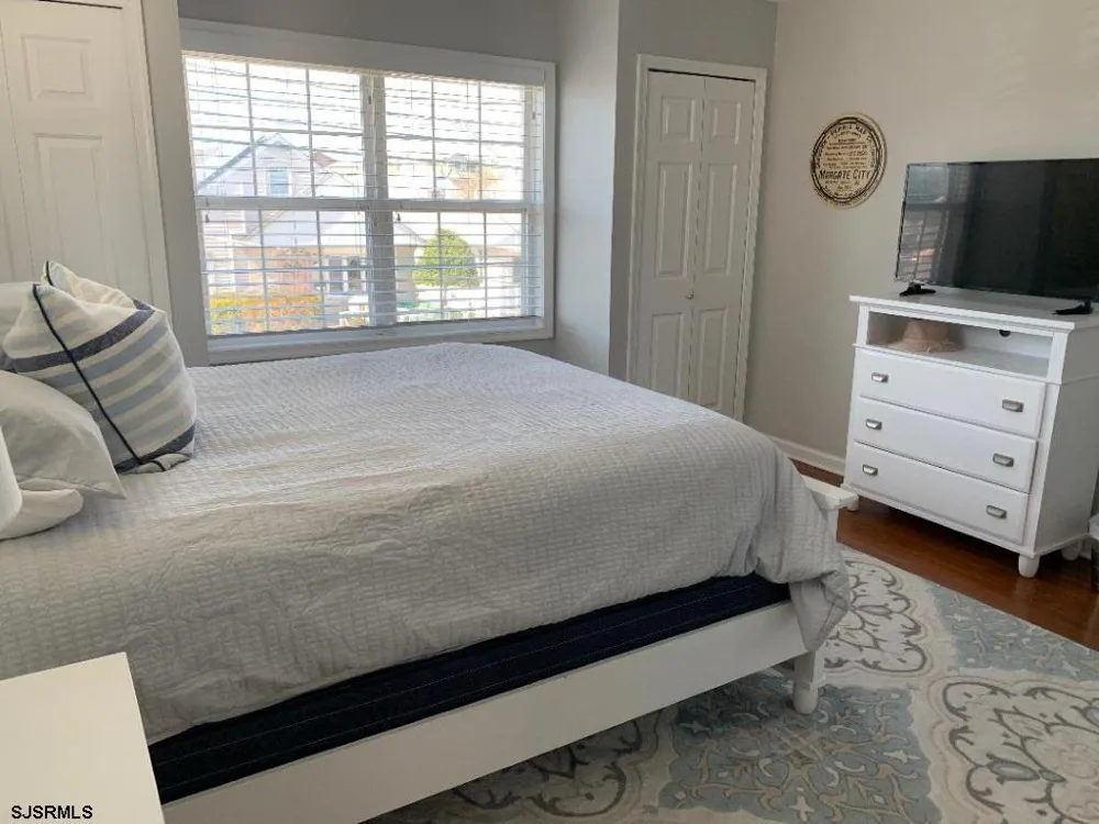 27 N Frontenac Ave Margate, NJ 08402