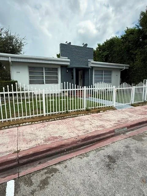 1995 Marseille Dr #4 Miami Beach, FL 33141