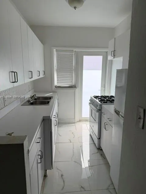 1995 Marseille Dr #4 Miami Beach, FL 33141
