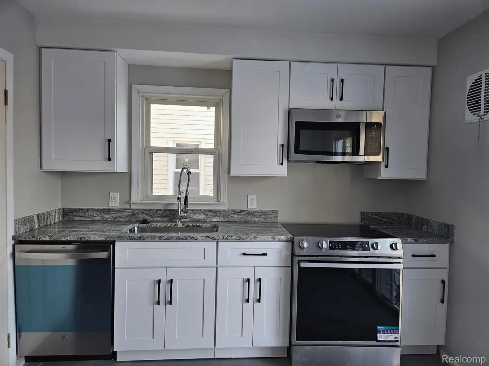152 HIGHLAND AVENUE Clawson City, MI 48017