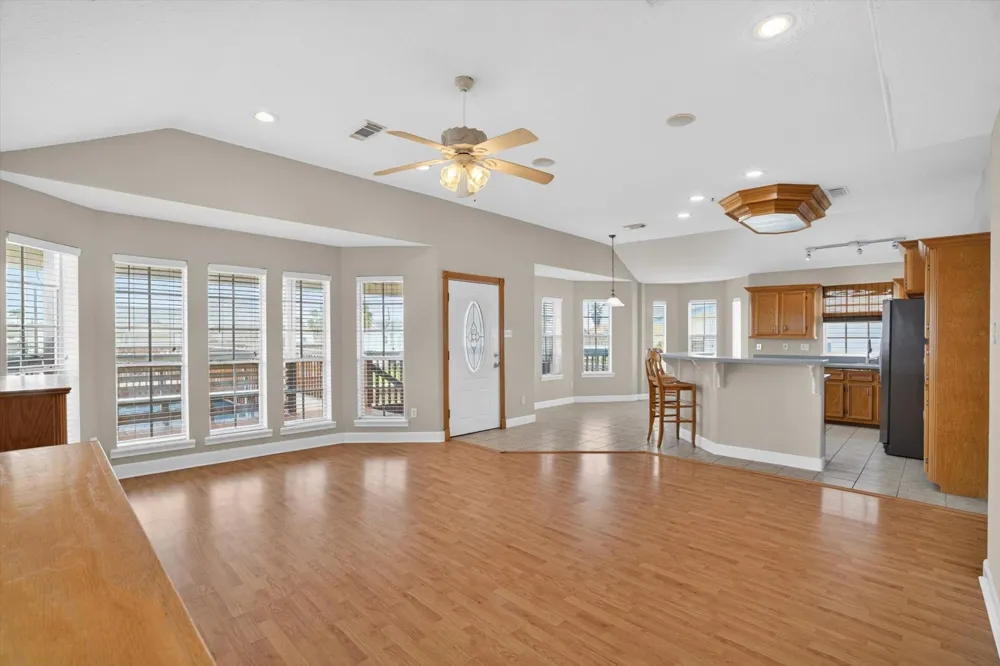 514 Pompano Street Bayou Vista, TX 77563