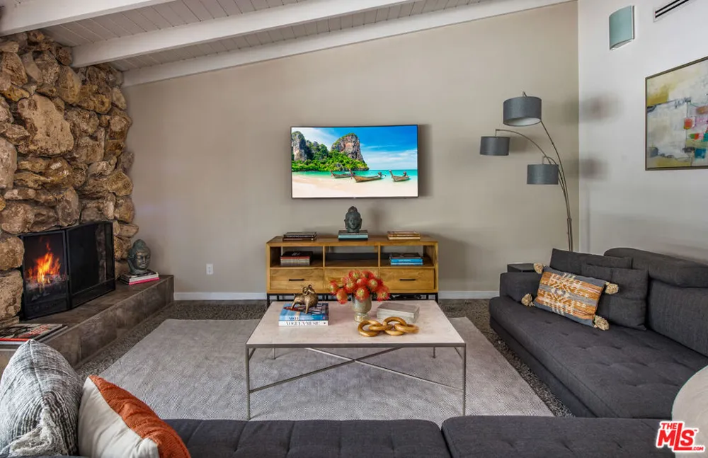 4509 Caminito Place Los Angeles, CA 91356