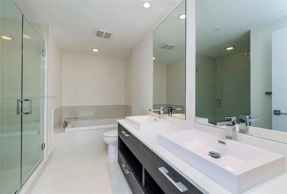 45 SW 9th St #1606 Miami, FL 33130