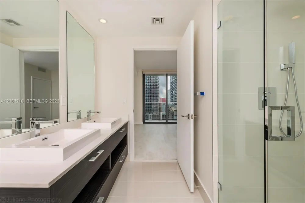 45 SW 9th St #1606 Miami, FL 33130