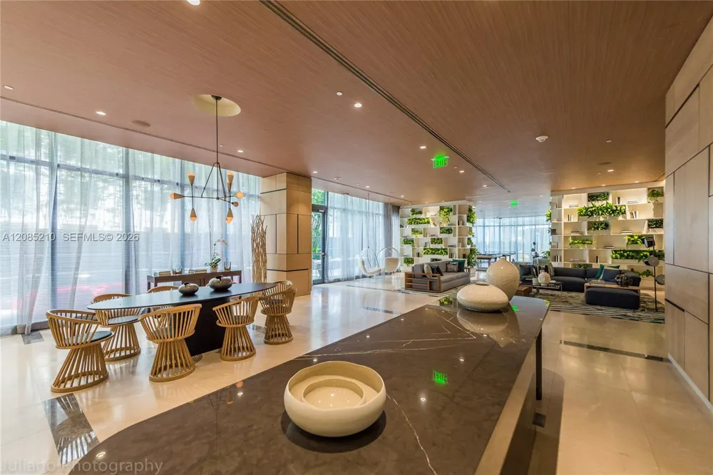 45 SW 9th St #1606 Miami, FL 33130