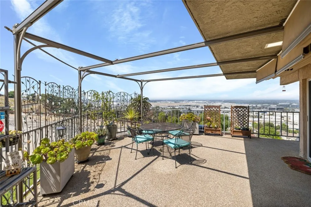 2700 E Panorama Drive #208 Signal Hill, CA 90755
