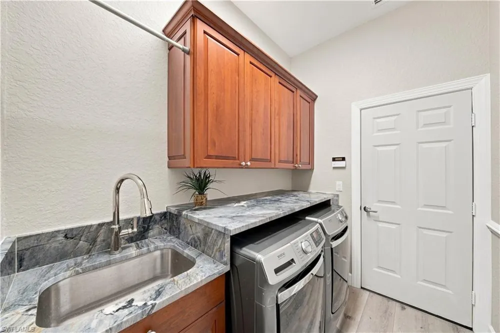 8806 Spinner Cove Lane Naples, FL 34120