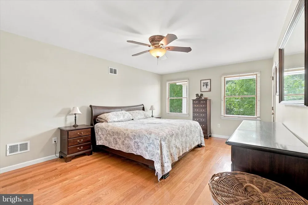 264 BEACHVIEW AVENUE Manahawkin, NJ 08050