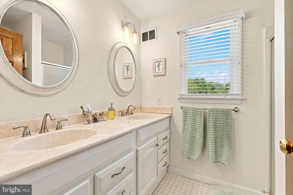 264 BEACHVIEW AVENUE Manahawkin, NJ 08050