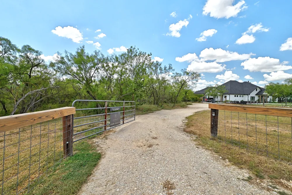 4001 Barth Road Lockhart, TX 78644