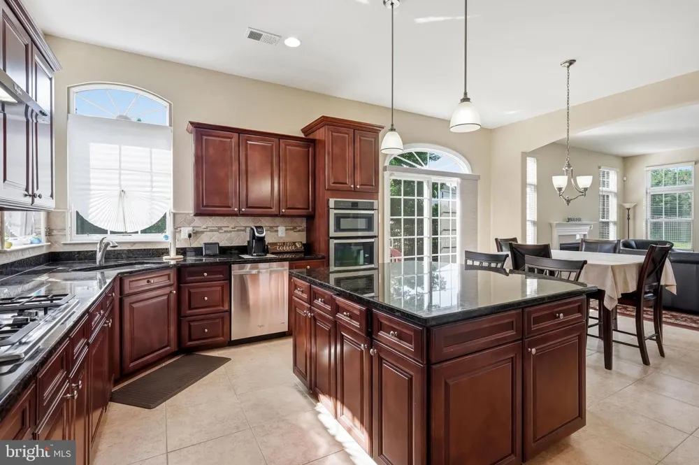 7 TRANSOM COURT Mount Laurel, NJ 08054