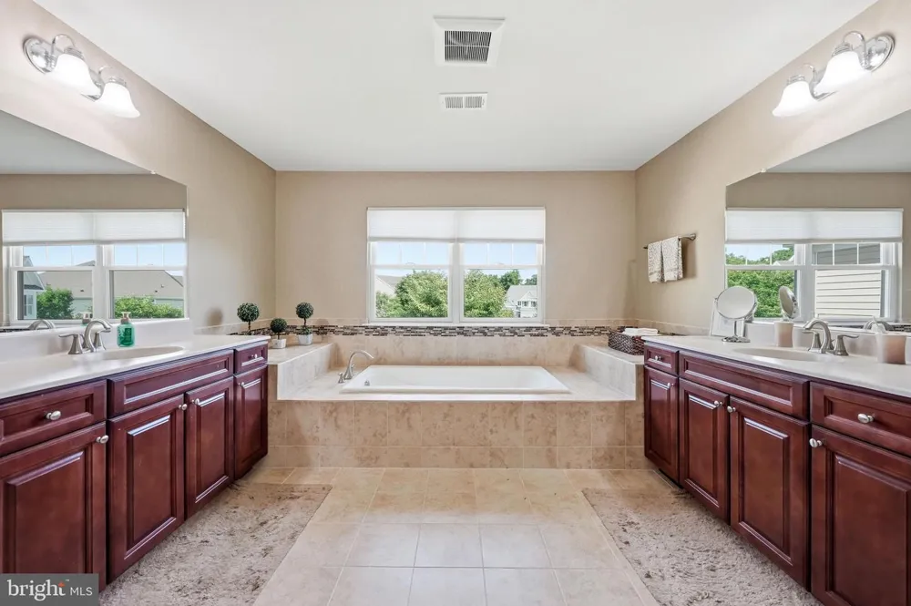 7 TRANSOM COURT Mount Laurel, NJ 08054