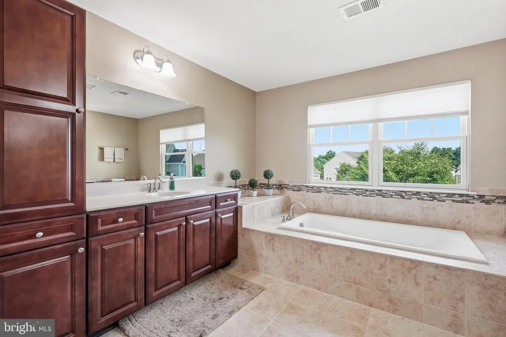 7 TRANSOM COURT Mount Laurel, NJ 08054