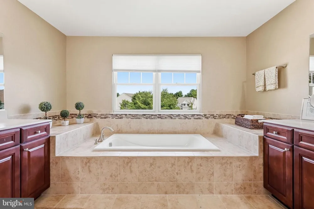 7 TRANSOM COURT Mount Laurel, NJ 08054