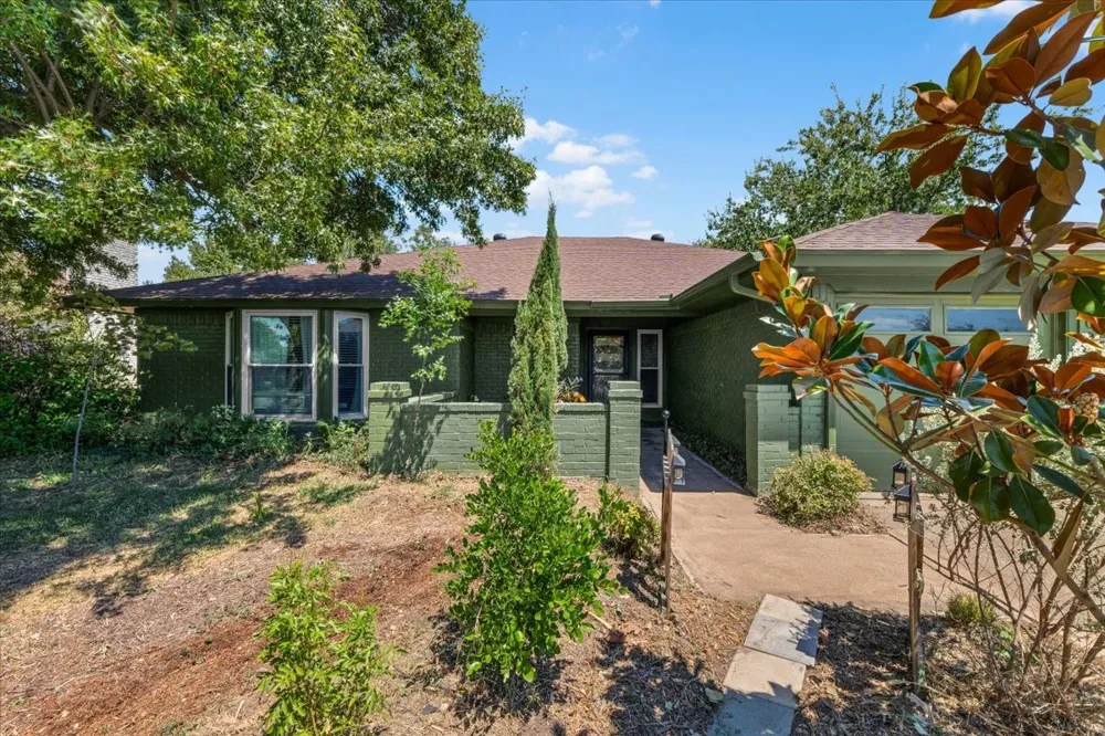 208 Pebblestone Drive Benbrook, TX 76126