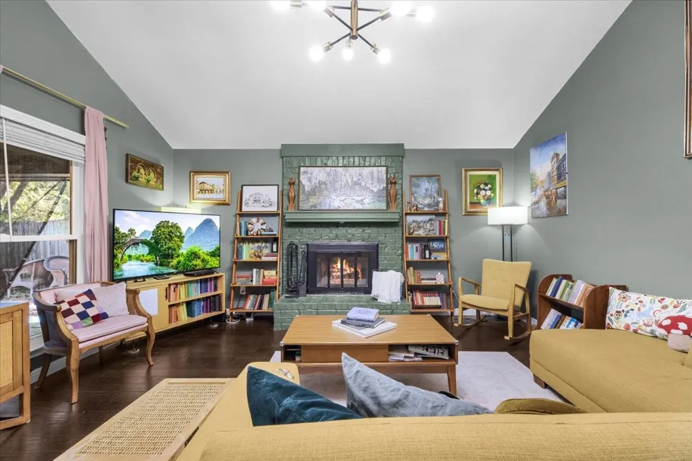 208 Pebblestone Drive Benbrook, TX 76126