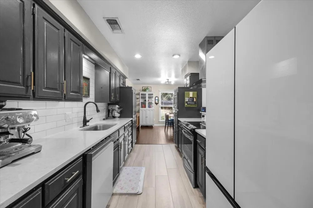 208 Pebblestone Drive Benbrook, TX 76126
