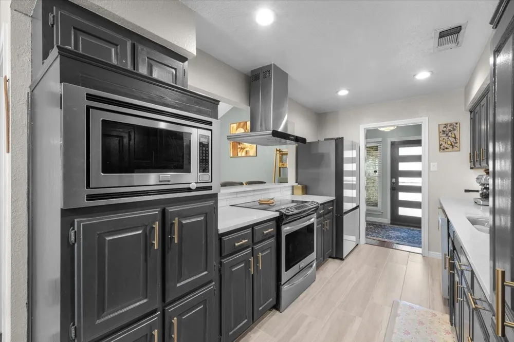 208 Pebblestone Drive Benbrook, TX 76126