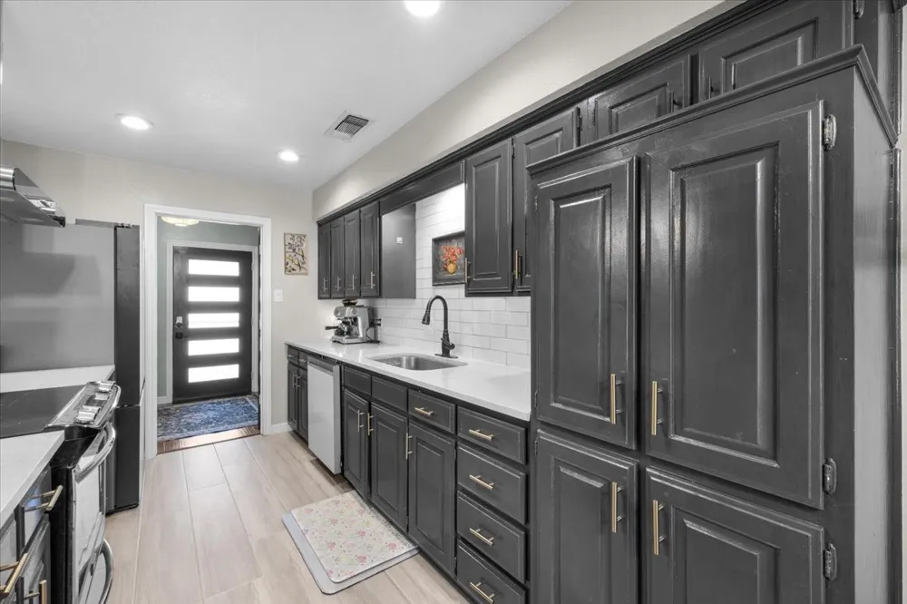 208 Pebblestone Drive Benbrook, TX 76126