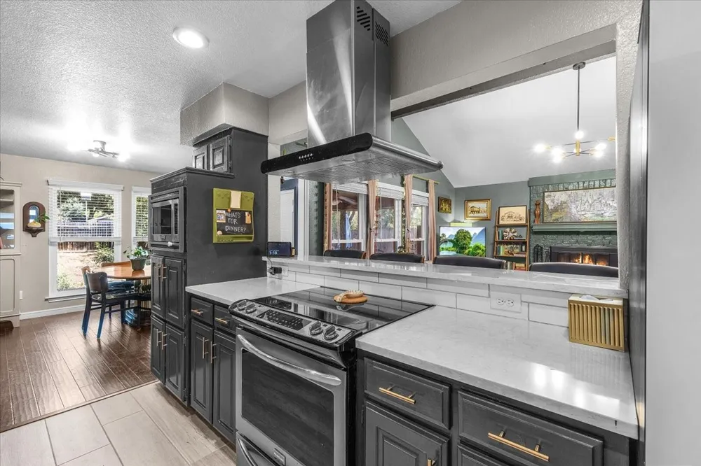 208 Pebblestone Drive Benbrook, TX 76126