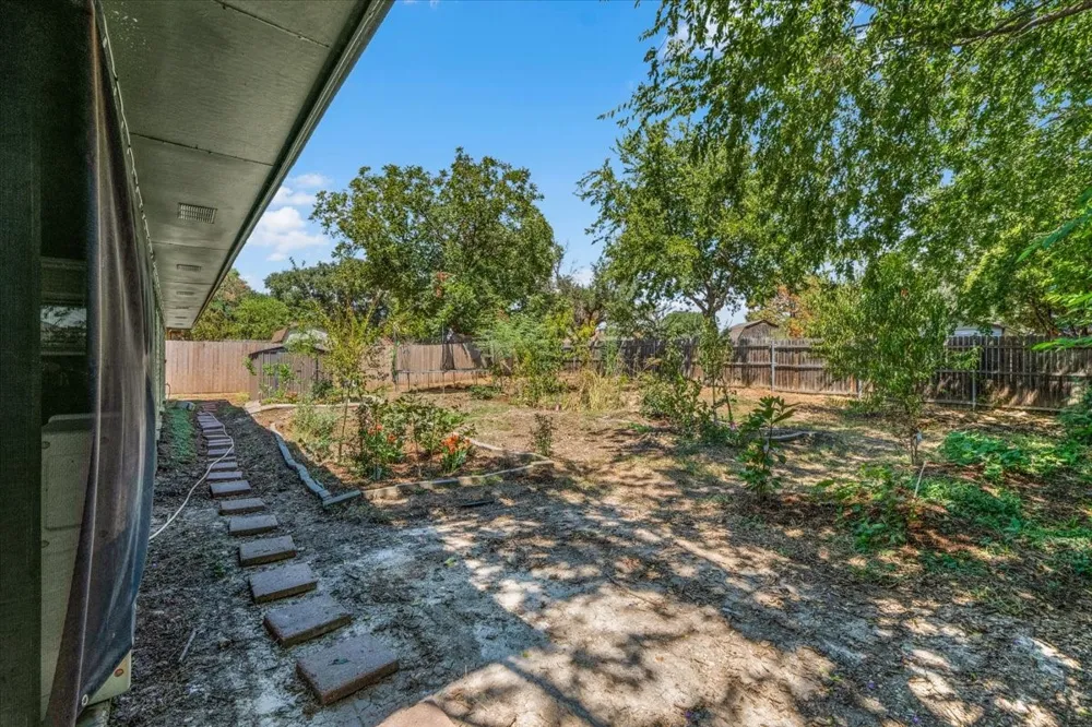 208 Pebblestone Drive Benbrook, TX 76126