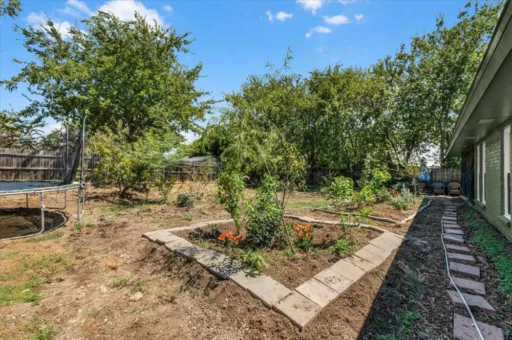 208 Pebblestone Drive Benbrook, TX 76126