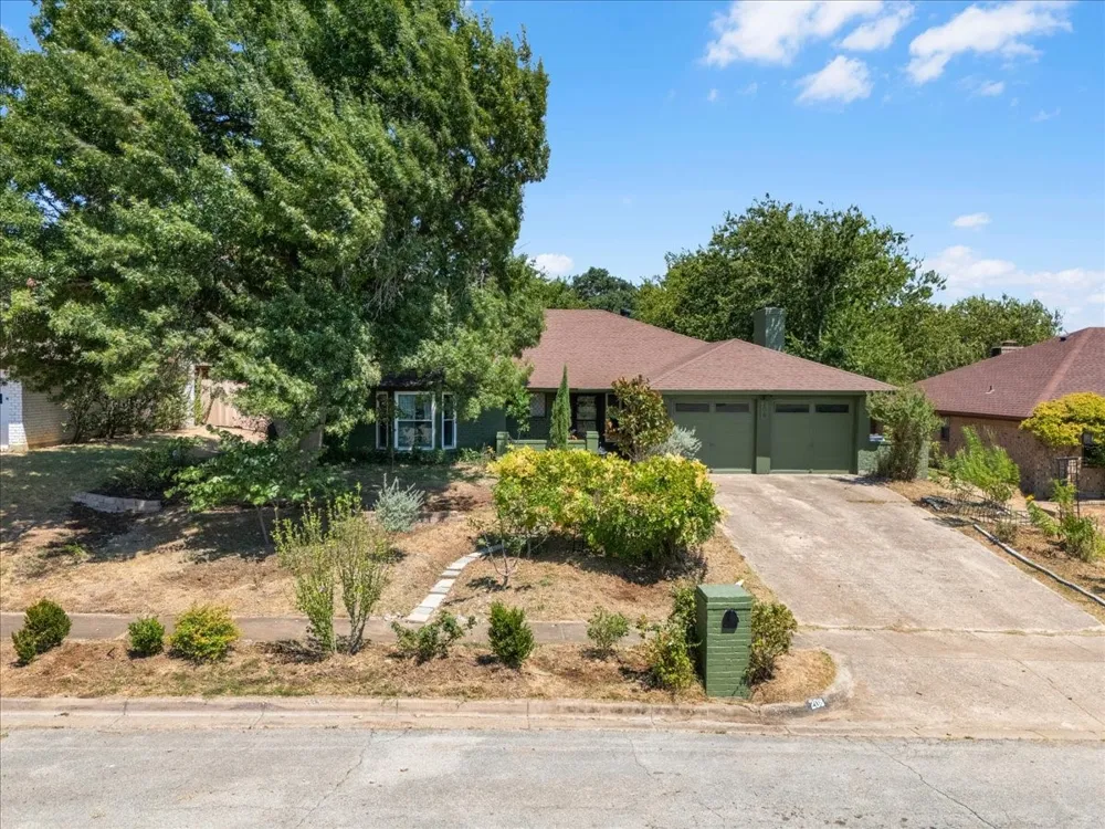 208 Pebblestone Drive Benbrook, TX 76126