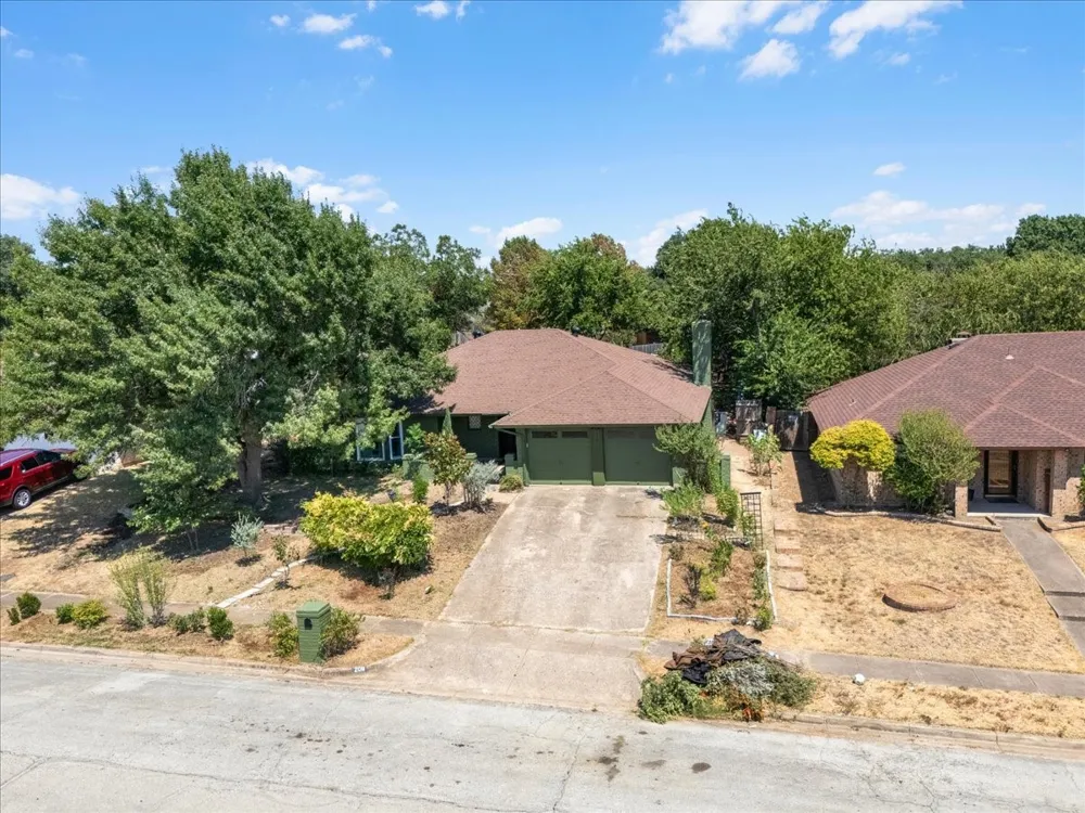 208 Pebblestone Drive Benbrook, TX 76126