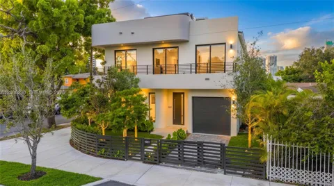 1001 SW 10 AVE