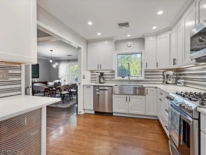 48 Lakeview Dr Morris Plains, NJ 07950