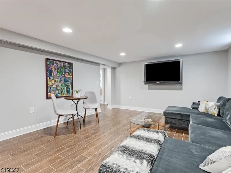 48 Lakeview Dr Morris Plains, NJ 07950