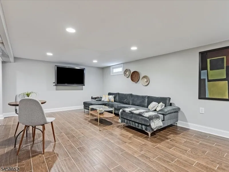 48 Lakeview Dr Morris Plains, NJ 07950