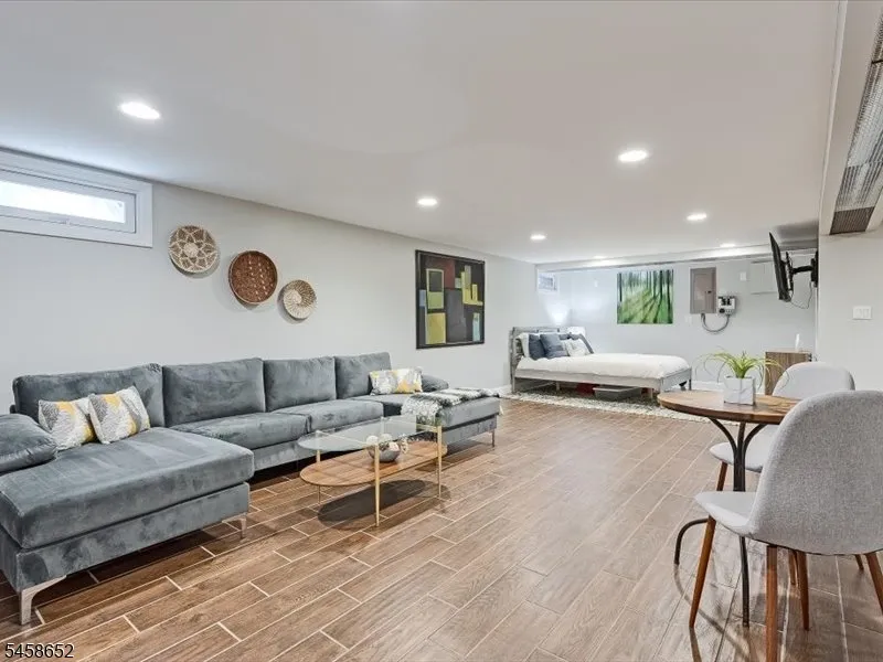 48 Lakeview Dr Morris Plains, NJ 07950