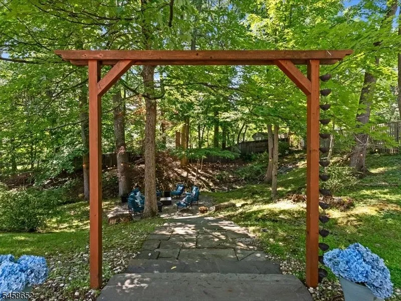 48 Lakeview Dr Morris Plains, NJ 07950