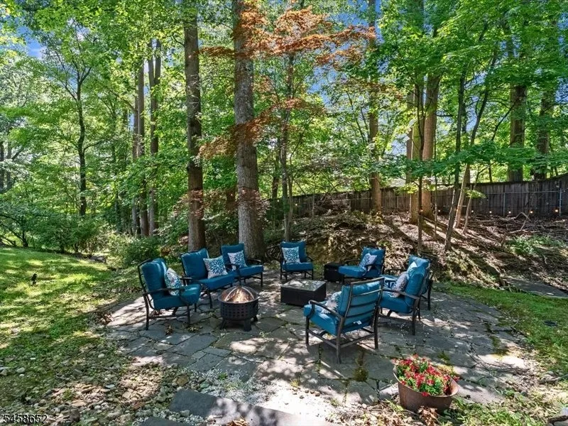 48 Lakeview Dr Morris Plains, NJ 07950