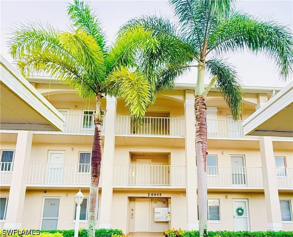 Dennis Circle #i206 Naples, FL 34104