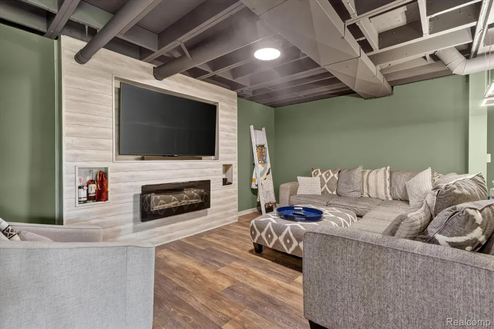 103 W Sherman Street Holly Village, MI 48442