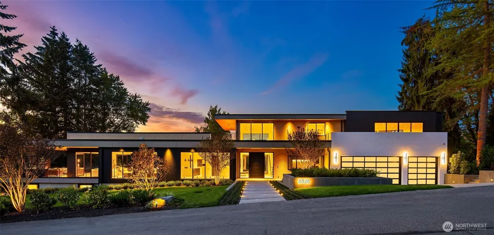8528 NE 13th Street Clyde Hill, WA 98004