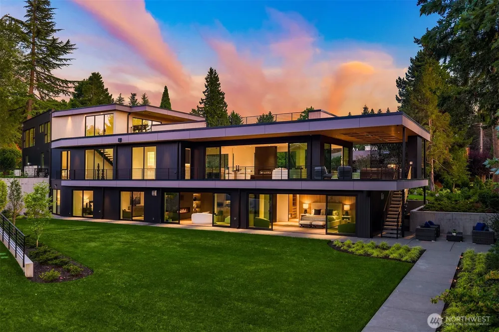 8528 NE 13th Street Clyde Hill, WA 98004