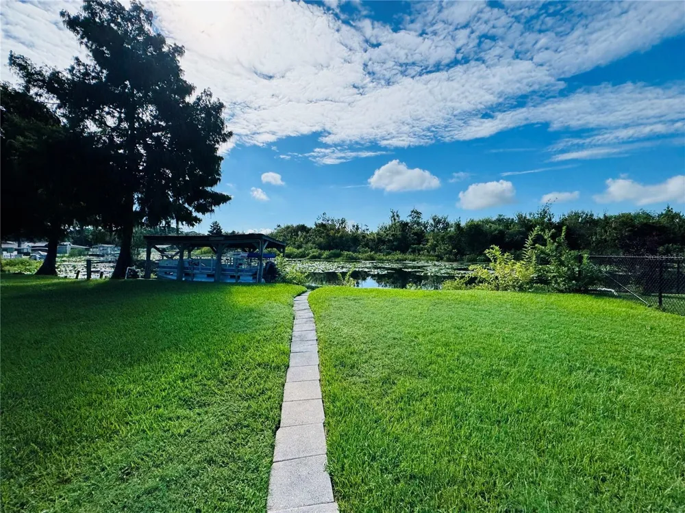 28100 LOIS DRIVE Tavares, FL 32778