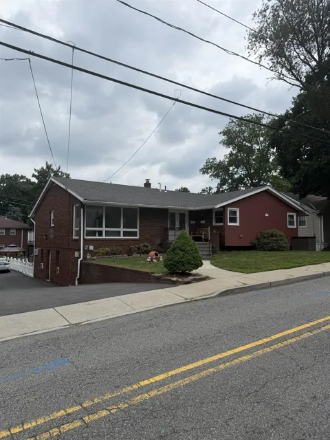 121 SUNSET PL