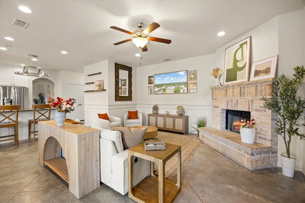 1004 W Apache Trail Granbury, TX 76048