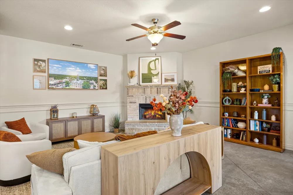 1004 W Apache Trail Granbury, TX 76048