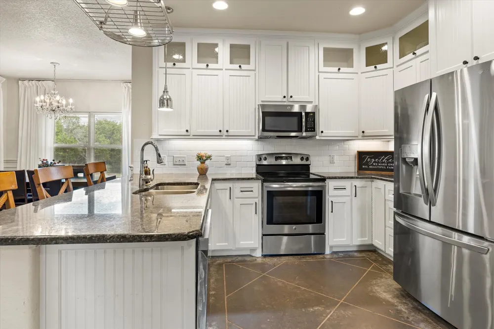 1004 W Apache Trail Granbury, TX 76048