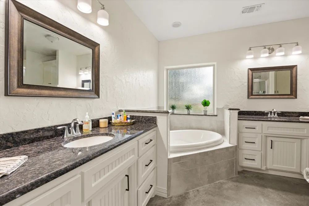 1004 W Apache Trail Granbury, TX 76048