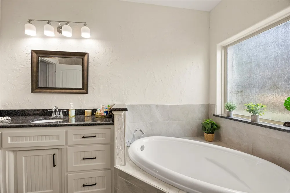 1004 W Apache Trail Granbury, TX 76048