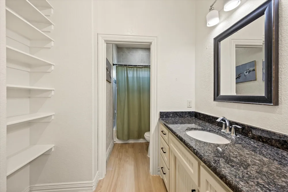 1004 W Apache Trail Granbury, TX 76048