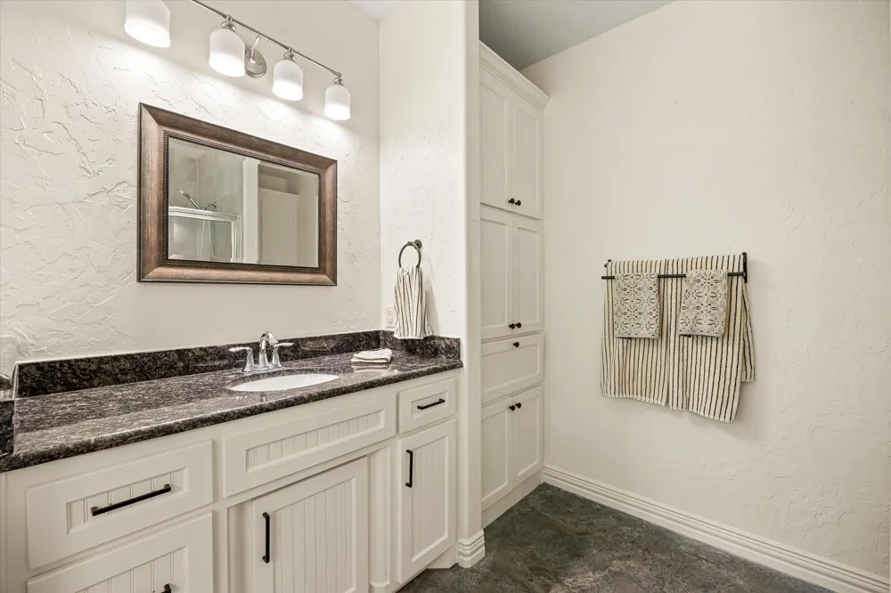 1004 W Apache Trail Granbury, TX 76048