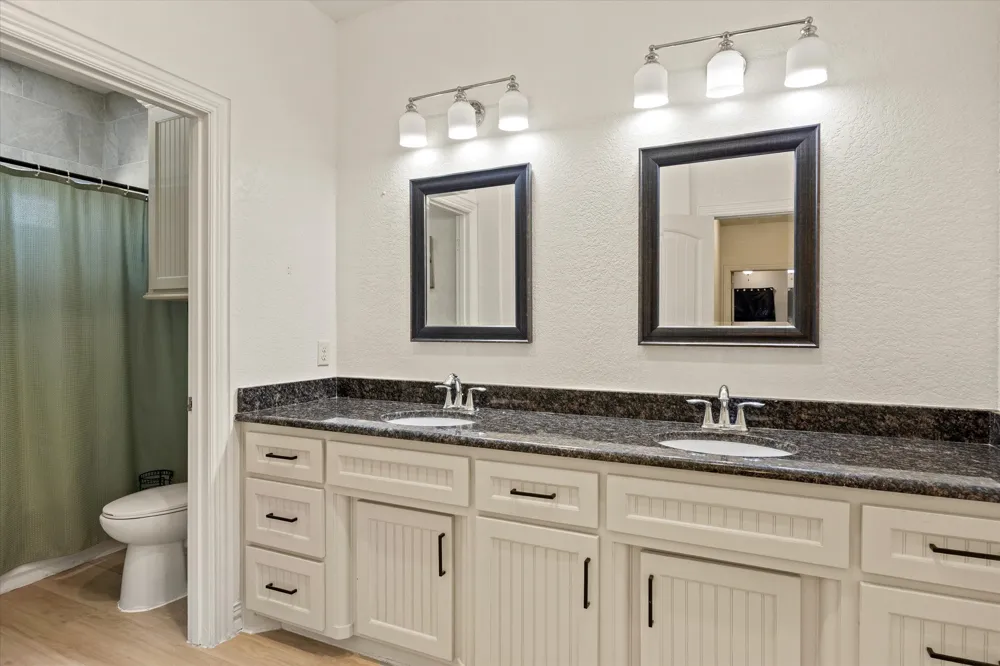 1004 W Apache Trail Granbury, TX 76048