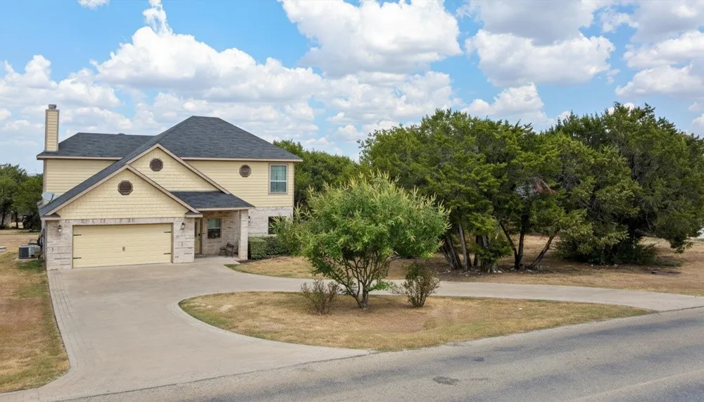 1004 W Apache Trail Granbury, TX 76048